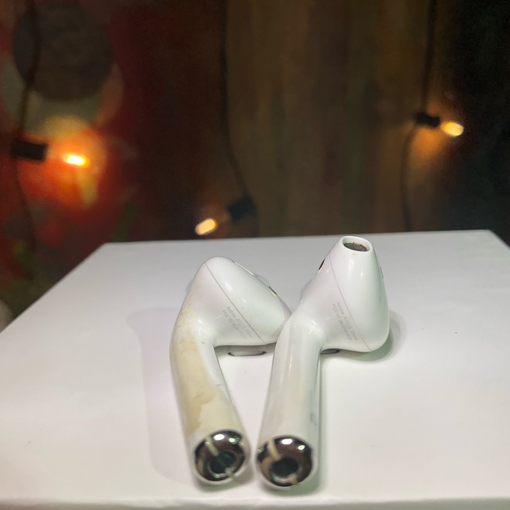 Apple AirPods True Wireless Bluetooth Headphones 1st Generation wm Charging Case - Picture 12 of 13